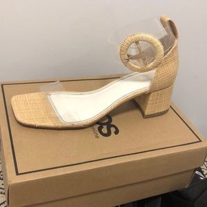 Women clear sandals